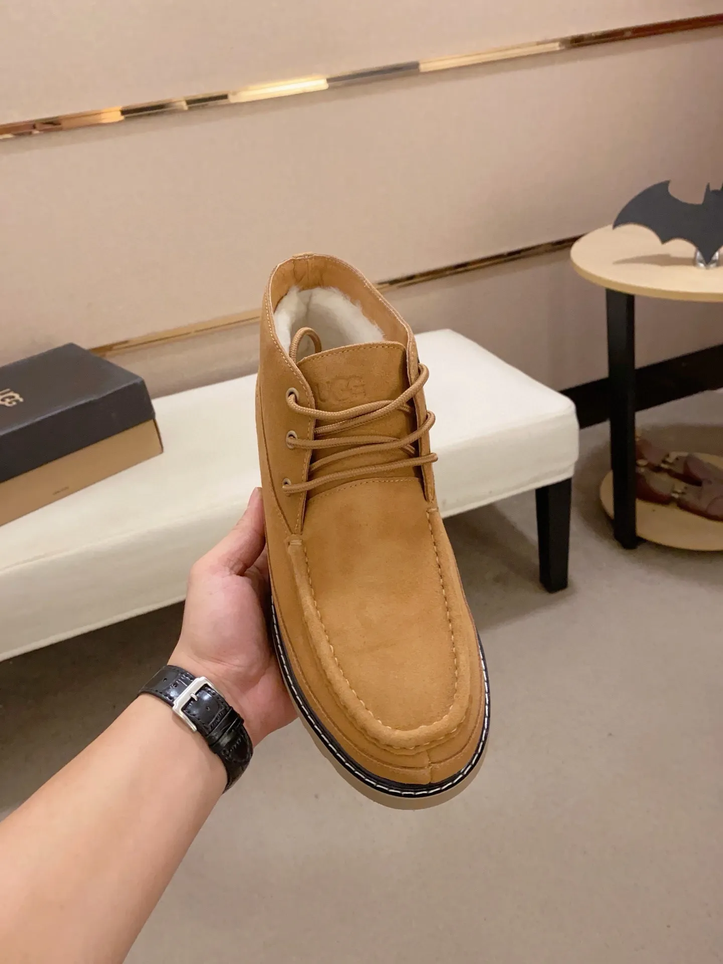 Men's shoes💰: 600💰(high-end goods) UGG❄️❄️Latest model 1:1⃣️quality, fabric: high-end quality first-layer cowhide imported from Europe. Lining: wool lining, sole: pure imported foam outsole. ❤️High-end goods, fine workmanship, trendy and fashionable. The fit is very classy. If you know the goods, you will not be able to refuse😍😍Number of codes: 38-44 (45 is custom-made and cannot be returned or exchanged)